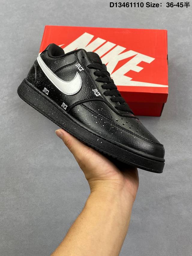 公司级：Nike Court Vision 1 Low“幻影十字架” 手绘涂鸦定制板鞋 幻影十字架常作为一种印花图案出现，具有独特的视觉效果。将幻影十字架与梵文