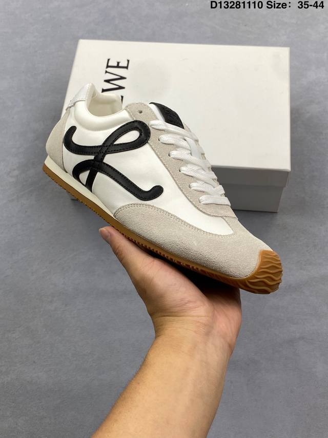 Loewe 罗意威 Ballet Runner 皮革织物拼接 简约圆头 系带 低帮 运动休闲鞋这双鞋是Loewe新发布的Ballet Runner 2.0，被誉