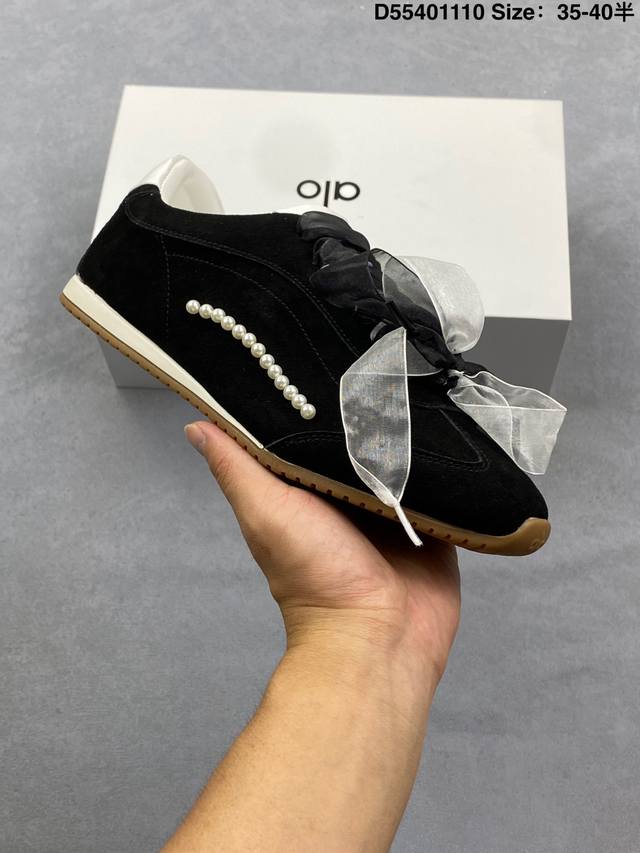 公司级Alo Yoga Sunset 月色舞曲 定制球鞋法式少女 芭蕾风 耐磨 低帮休闲鞋 面料高丝光牛反毛 鞋舌内置了轻乳棉和后包内置厚实乳胶 脚感更加舒适