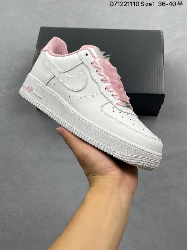 耐克Nike Air Force 1‘07 空军一号低帮百搭休闲运动板鞋。柔软、弹性十足的缓震性能和出色的中底设计，横跨复古与现代的外型结合，造就出风靡全球三十