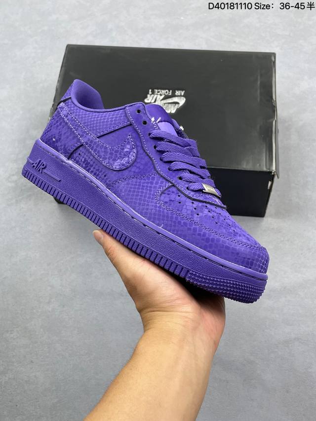 耐克Nike Air Force 1‘07 空军一号低帮百搭休闲运动板鞋。柔软、弹性十足的缓震性能和出色的中底设计，横跨复古与现代的外型结合，造就出风靡全球三十