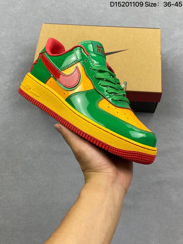 耐克Nike Air Force 1’07空军一号低帮百搭休闲运动板鞋。柔软、弹性十足的缓震性能和出色的中底设计，横跨复古与现代的外型结合，造就出风靡全球三十多
