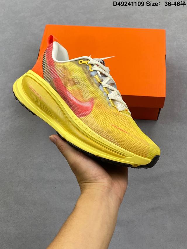 真标Nike Vomero 18 耐克 舒适减震防滑 低帮跑步鞋 全掌Reactx泡绵中底 前掌和后跟还配备了Air Zoom气垫单元 据说跑起来更快更舒适哦