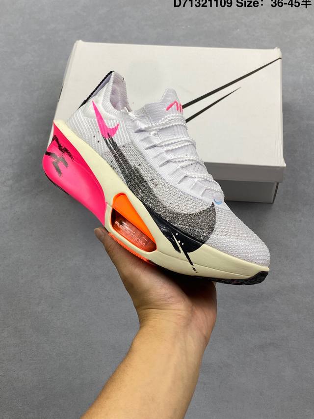 公司级新品发布 Nike Air Zoom Alphafly Next%3 proto整体采用前作的设计语言，并且对后者的细节进行升级，马拉松和长距离路跑的性能