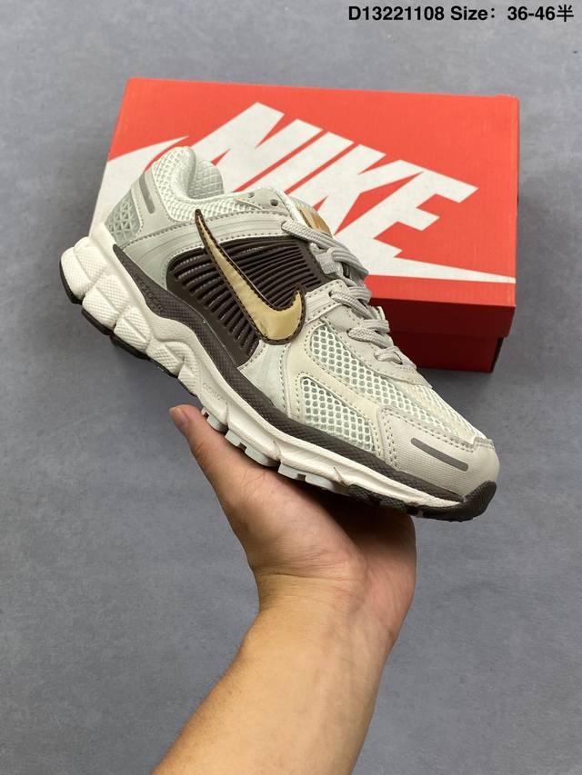 耐克Nike Zoom Vomero 5 运动鞋休闲训练跑步鞋。Nike Zoom Vomero 5 男女子运动鞋妥帖包覆足部，提供透气支撑效果。柔软泡绵和 Z
