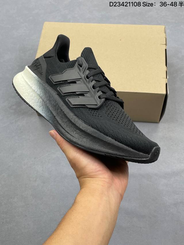 阿迪达斯Adidas Y-3 Ultraboost 5加厚爆米花袜套式针织鞋面休闲运动慢跑鞋 新一代的Ulrtra Boost 21在中底的部分添加了更多的Bo