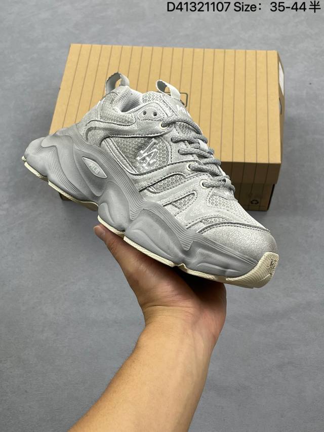 Mlb 韩国F&F旗下运动品牌 厚底老爹系列 男女鞋真标半码制，采用优质轻量克重纤维移膜皮革材质鞋面，全新独立开发6Cm厚度组合磨具大底爆火女神显高显腿长款Ko