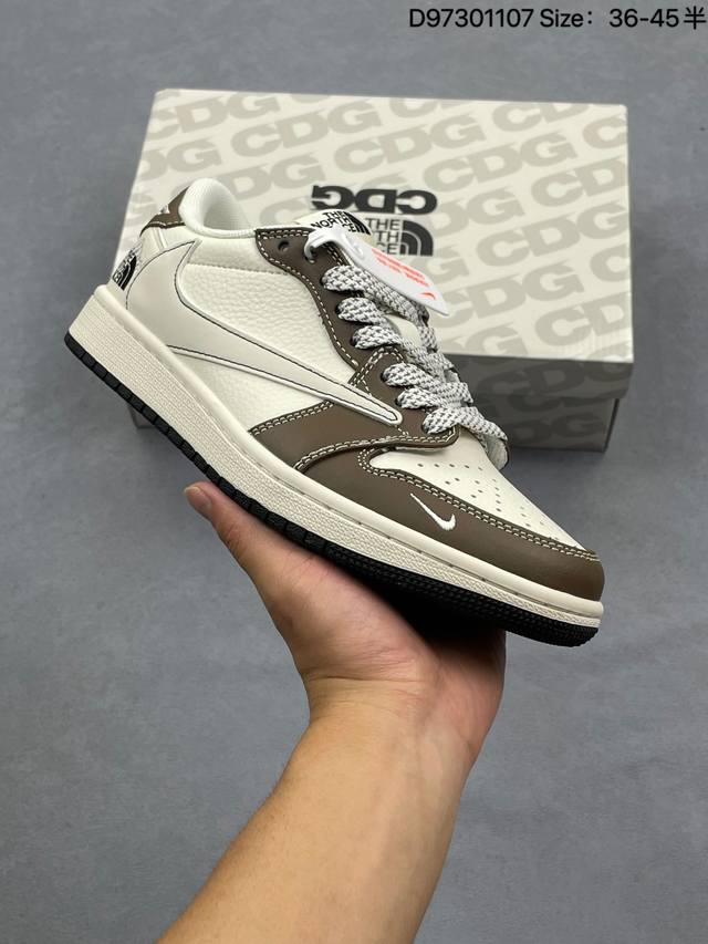 Fragment X Travis Scott X 斯图西 Air Jordan 1 Low 三方联名倒钩 性价比原盒出货 全新的三方联名低帮倒钩鞋面延续了黑脚