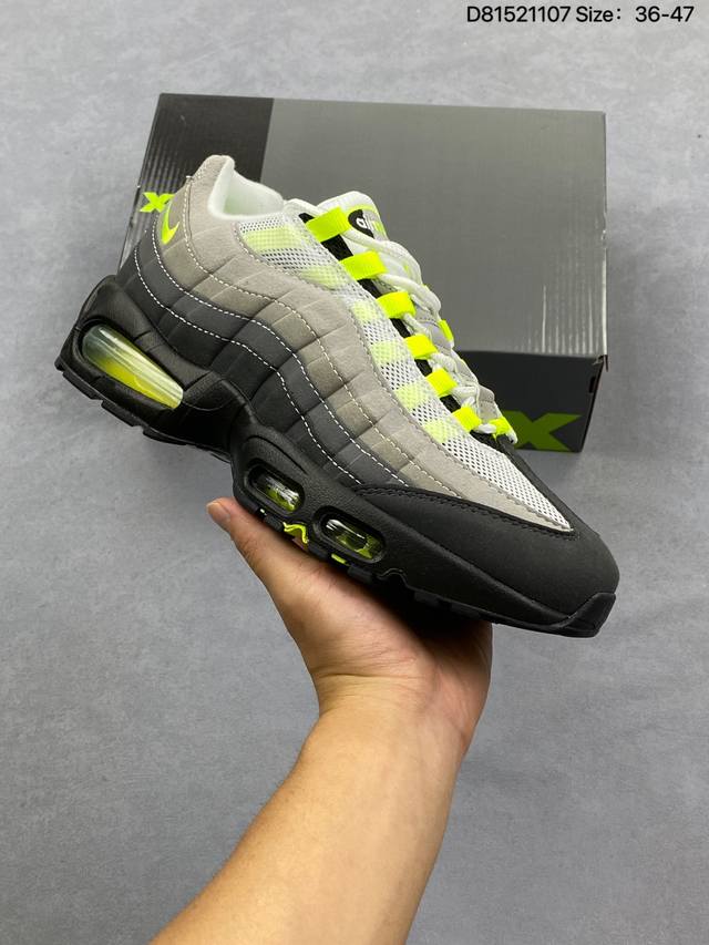 公司级Nike Air Max 95 Og 耐克 气垫复古慢跑百搭鞋休闲运动鞋 这双鞋采用前脚掌开窗式气垫 这种设计在当时是前所未有的 鞋带孔的设计灵感来自人体
