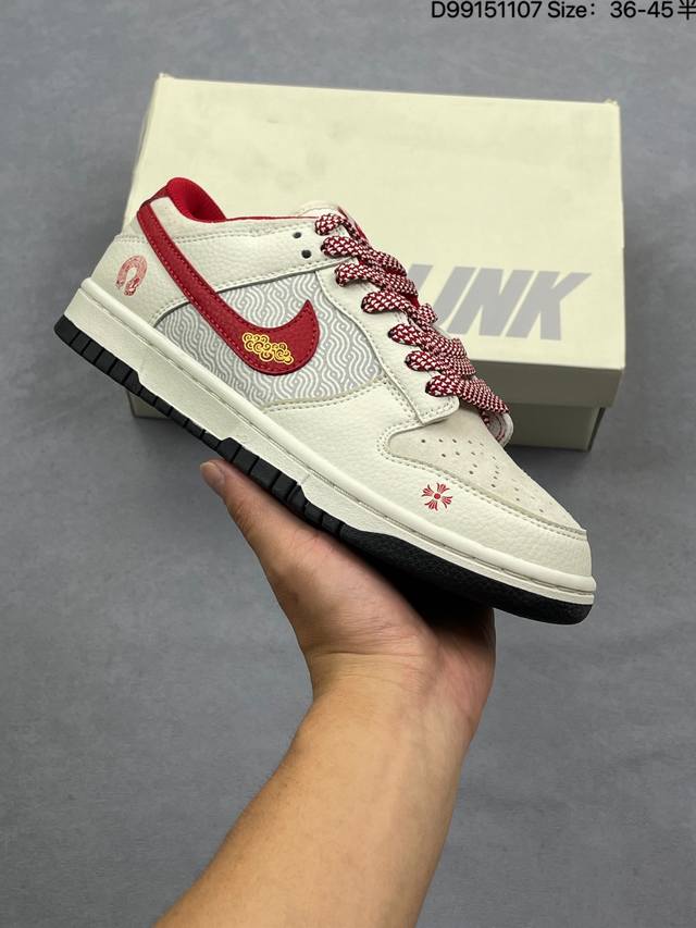 Nike Dunk Sb Low 全新配色 Supreme联名 定制Dunk Sb顾名思义，具有经典的Dunk血缘，又注入了更多的时尚元素。相较于普通的Dunk