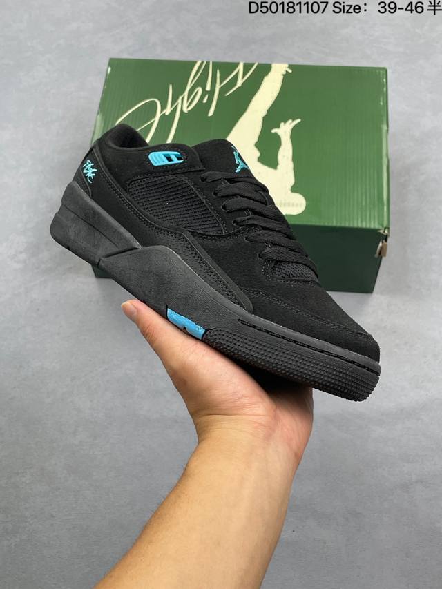 Air Jordan 4 Retro Flight Court 低帮 黑色 Aj4 乔丹4代 Aj4 乔4 低邦 黑色 乔丹篮球鞋系列 鞋身整体以黑色磨砂打造，