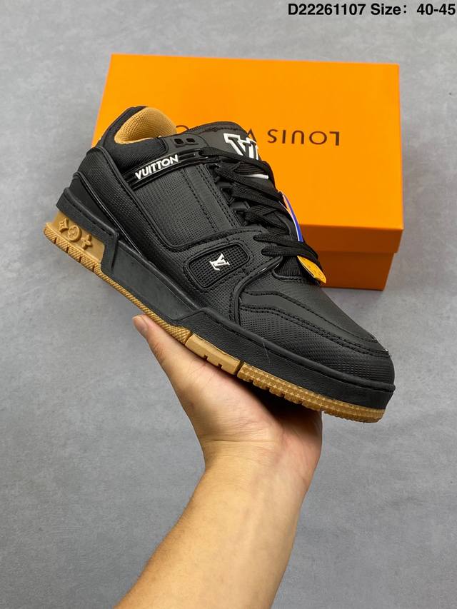 Louis Vuitton 路易威登 男女鞋配置厚实抽屉礼品鞋盒，采用荔枝纹纤维革组合粒面牛剖革鞋面材质，鞋垫嵌入软脚感Eva物料，外置Tpr光泽隔色鞋底法国巴