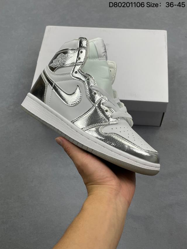 Air Jordan 1 Low Light Smoke Grey 低帮 烟熏灰 Aj1 乔丹1代 Aj1 乔1 低邦 黑灰 乔丹篮球鞋系列 鞋身整体以黑色皮革