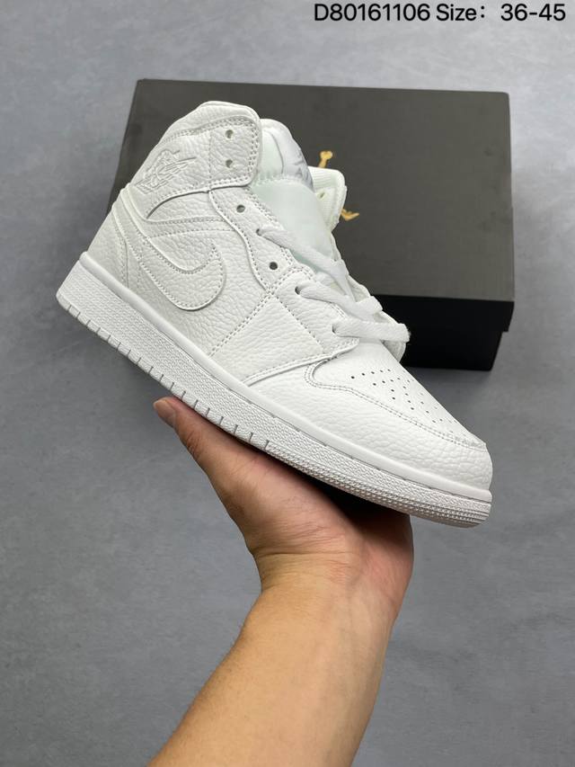 Air Jordan 1 Low Light Smoke Grey 低帮 烟熏灰 Aj1 乔丹1代 Aj1 乔1 低邦 黑灰 乔丹篮球鞋系列 鞋身整体以黑色皮革