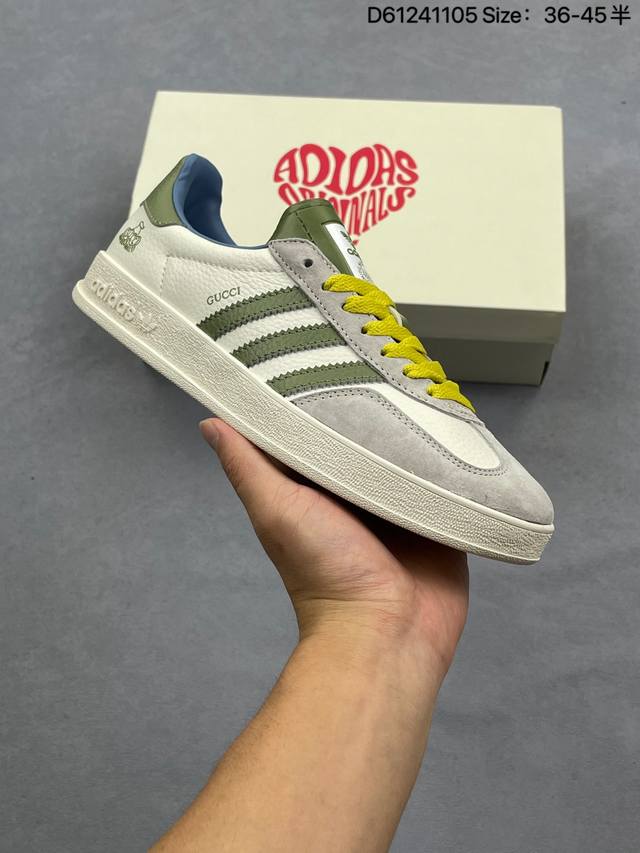 Adidas Originals Gazelle Indoor 棕色 此款鞋延续了橡胶外底和经典款式的传统。优质绒面革鞋面和标志性的3条纹采用明亮的对比色，为久