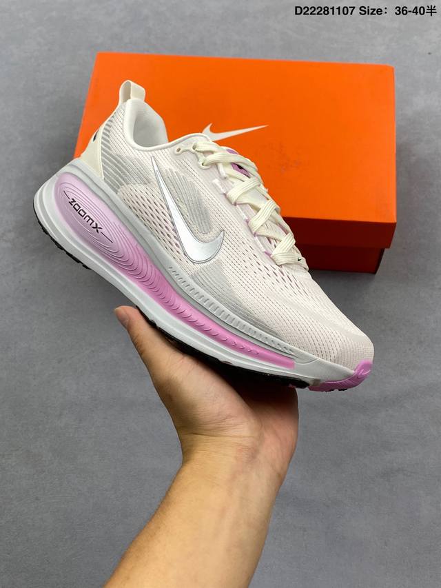 公司级Nike Vomero 18 耐克 舒适减震防滑 低帮跑步鞋 全掌Reactx泡绵中底 前掌和后跟还配备了Air Zoom气垫单元 据说跑起来更快更舒适哦