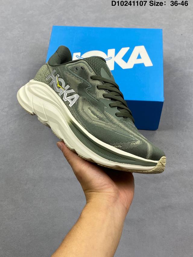 Hoka 霍卡 男女鞋半码制，采用透气针织工程材料鞋面材质，轻量化材料高弹力泡棉升级中底，内嵌欧索莱Ortholite 混合 再生 鞋垫，外置耐磨防滑橡胶模块新