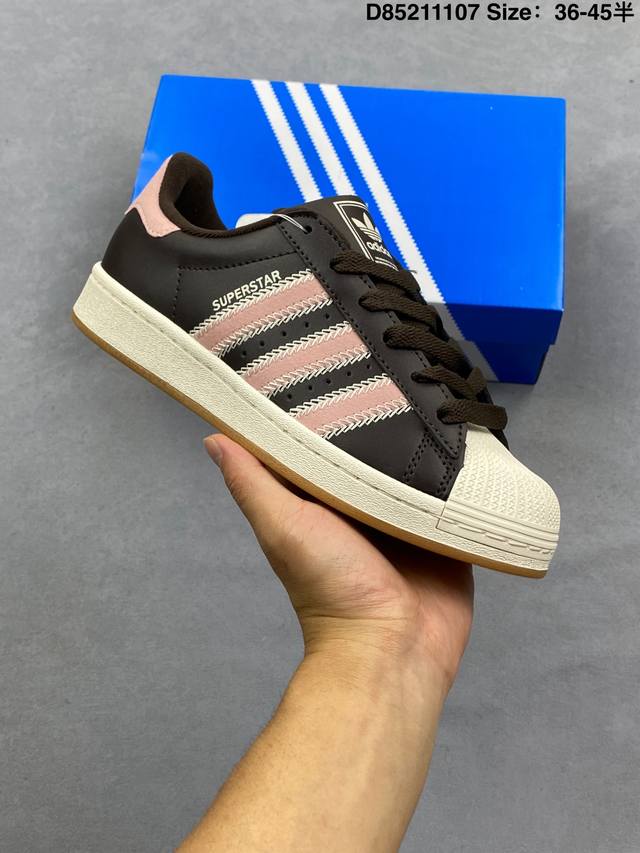 阿迪达斯 Adidas Superstar 2025年新款鞋子 经典贝壳头系列 新款休闲板鞋潮流女士运动鞋 。鞋面皮革拼接材质 标志性的贝壳鞋头，简约的线条。就