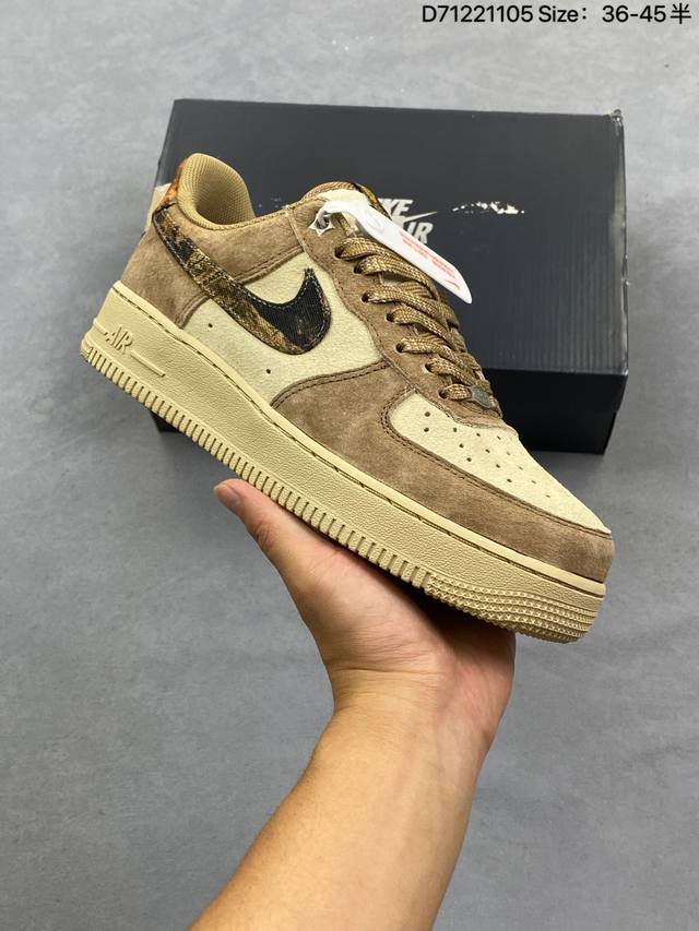 真标耐克Nike Air Force 1’07空军一号低帮百搭休闲运动板鞋。柔软、弹性十足的缓震性能和出色的中底设计，横跨复古与现代的外型结合，造就出风靡全球三