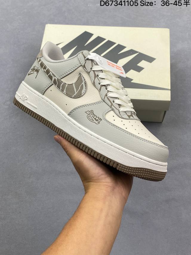 耐克Nike Air Force 1’07空军一号低帮百搭休闲运动板鞋。柔软、弹性十足的缓震性能和出色的中底设计，横跨复古与现代的外型结合，造就出风靡全球三十多