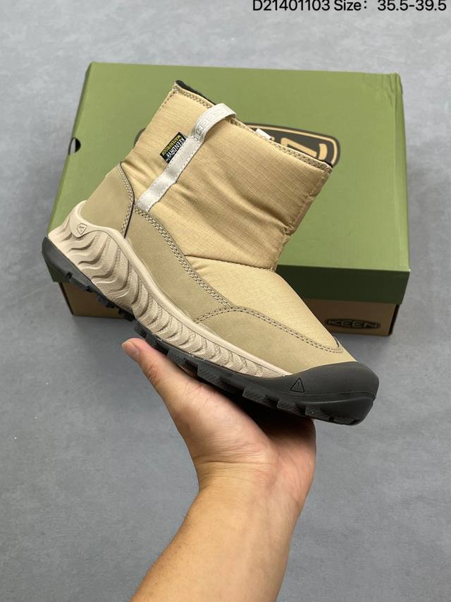 公司级Keen Hoodzerra男女士抗水保暖加绒绑带雪地靴短靴 此款联名用了黑色和狼黄色，简约的配色体现了Hyke“继承和演化”的理念 配备了一键式Fidl