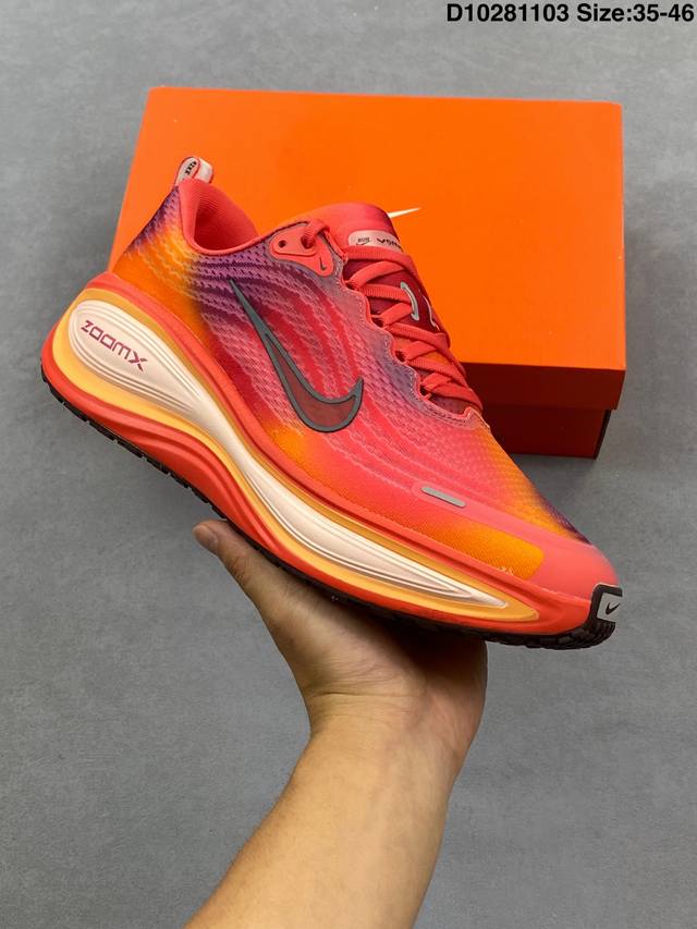 Nike 耐克 男女鞋真标半码制，升级原楦原数据开发纸版，采用科技织法轻盈织物合成鞋面材质，Zoomx 泡绵中底，外置外置防滑耐磨橡胶底片造舒适迈步体验,助力日
