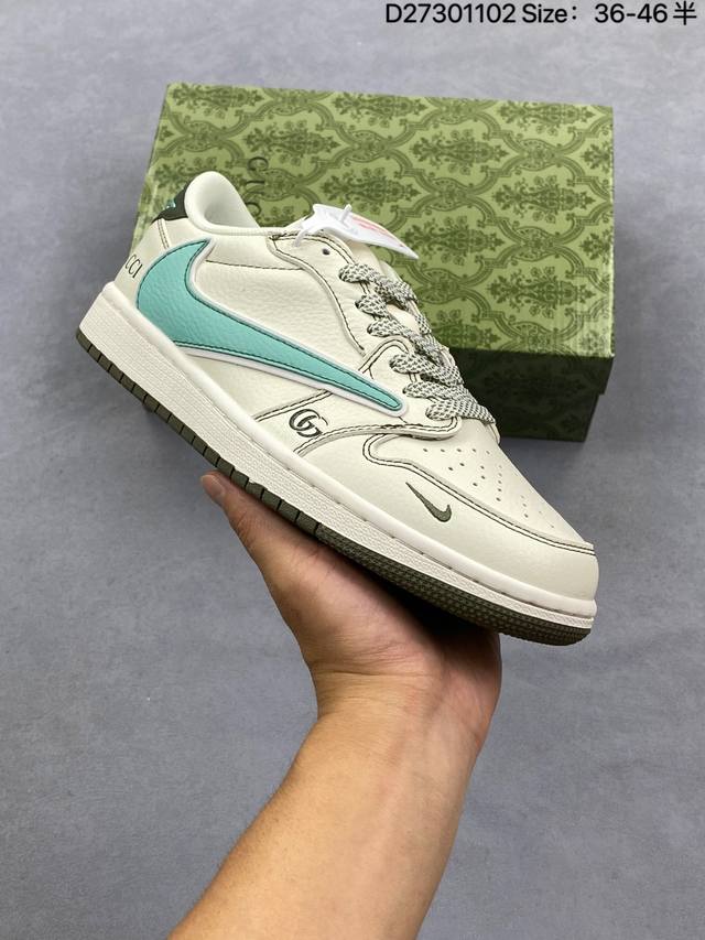 Fragment X Travis Scott X 斯图西 Air Jordan 1 Low 三方联名倒钩 性价比原盒出货 全新的三方联名低帮倒钩鞋面延续了黑脚