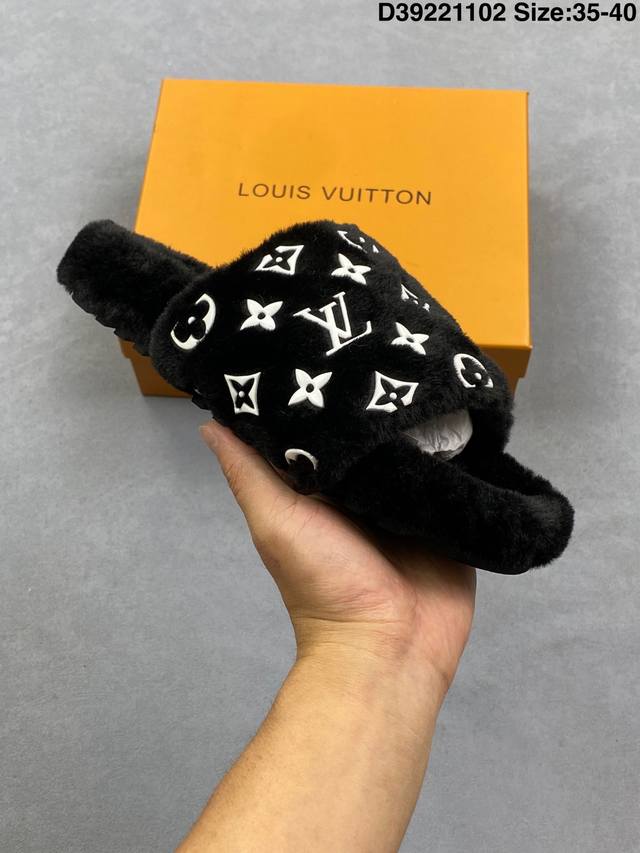 Lv 路易威登 Louis Vuitton 毛茸茸系列毛绒女士复古平底露趾冬季拖鞋 羊绒Lv字母Logo 时尚女士棉拖鞋一字拖 人造羊毛革 拖鞋式凉鞋 Lv徽标