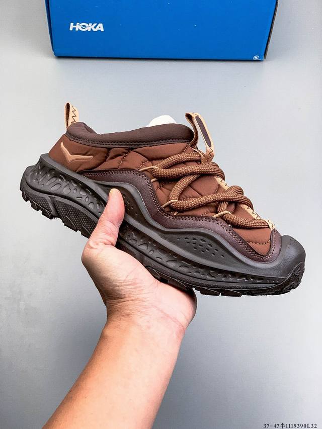 Hoka 霍卡 Hoka One One Ora primo棉鞋 暗夜黑 配色全新回归，鞋身整体以全黑质感呈现，结合机能感细节设计，为众多潮流人士提供更多穿搭的