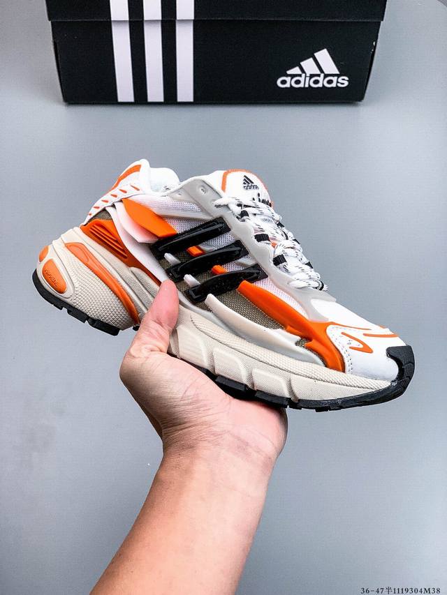 公司级！pharrell Williams 与 Adidas 在巴黎时装周上揭晓了全新鞋款Adidas Jellyfish 水母 。Jellyfish 鞋款是从