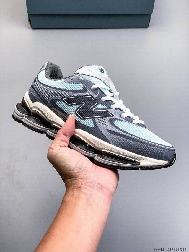 新百伦 New Balance Nb U2000Ea 运动跑步鞋。此复刻经典鞋款，加入当下大热的户外元素，以曾经篮球鞋款型式样加以打造鞋款造型。编织鞋带以及加强