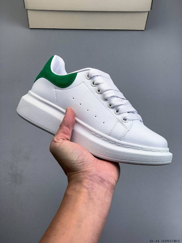 Alexander Mcqueen 麦昆 经典款 想不出有任何理由不收它！面料采用进口丝绸亚光原版牛皮 最新材料 水染羊皮内里，牛皮垫脚 原版大底 回弹度极佳