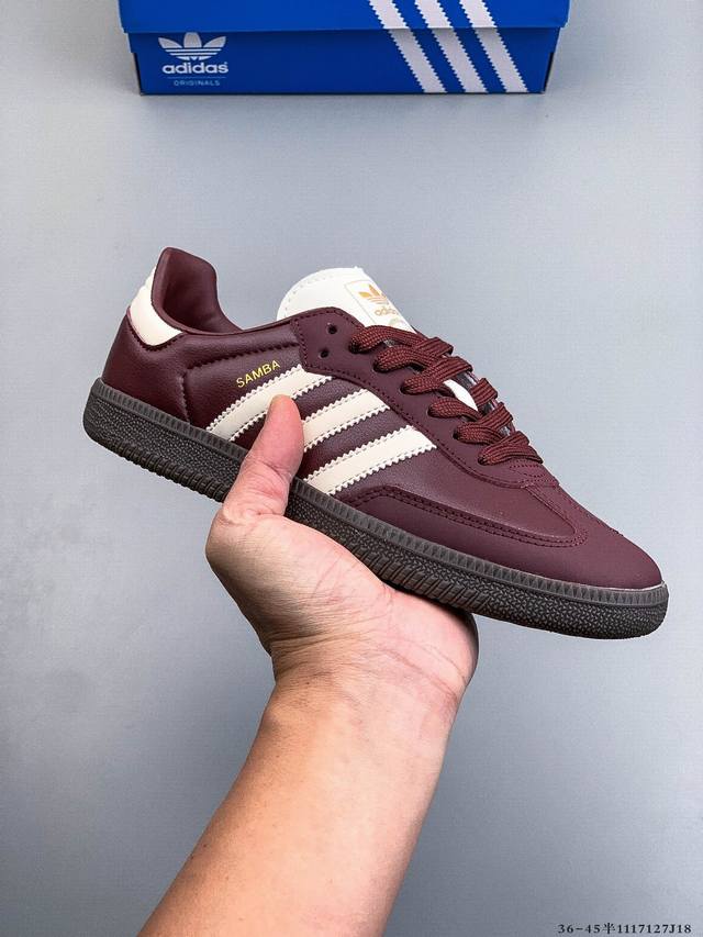 Adidas Samba Og 经典德训鞋休闲板鞋 Adidas 近70年的经典Samba Og 修长的鞋楦,略微尖尖的鞋头,翻毛皮的鞋头拼接,这些我们都看得到