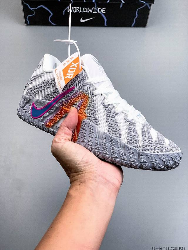 Nike 莫兰特三代 Zoom Ja 3 Ep 低帮休闲运动篮球鞋！ Ja 3 的设计旨在展现莫兰特大胆且充满活力的设计风格，将其亲力亲为的创意融入鞋型设计中，