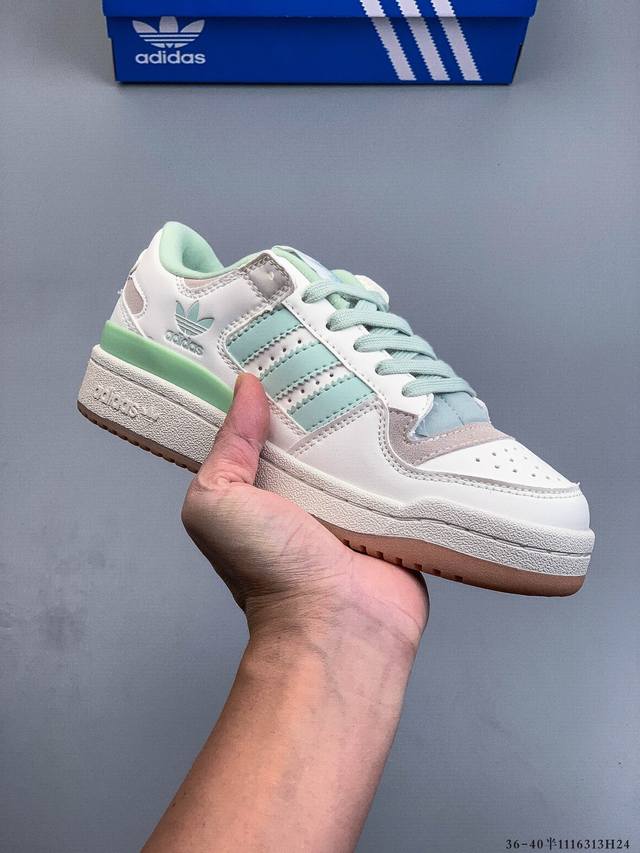 阿迪达斯 Adidas Originals Forum 84 Low Adv 低帮百搭潮流休闲运动板鞋。以复古篮球鞋的外形为基础，采用皮革拼接，简约百搭，更加贴