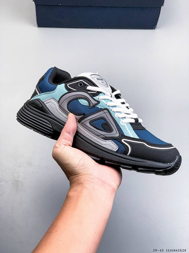 Dior 迪奥 B30 复古风透气百搭休闲鞋 B30运用了质感细腻的皮革与网眼布面材质拼接成鞋身，鞋身两侧贴有显眼的字母Cd表明身份，为Christian Di