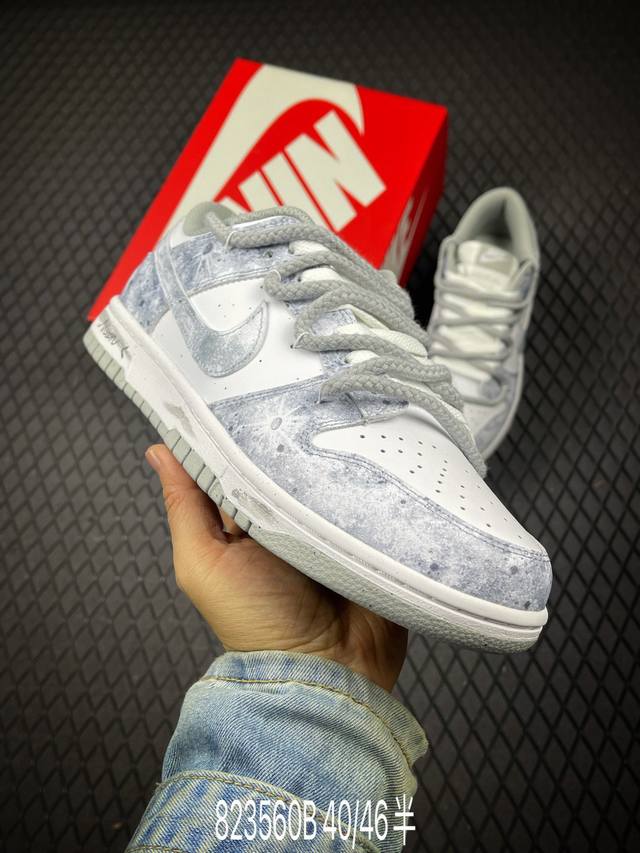 B Nk Dunk Low 永夜星河 当永夜降临，星河便成了最叛逆的光。此款以银白为底色，泼墨深灰如星屑肆意洒落鞋身，侧身 Swoosh 划出流星轨迹，粗绳鞋带