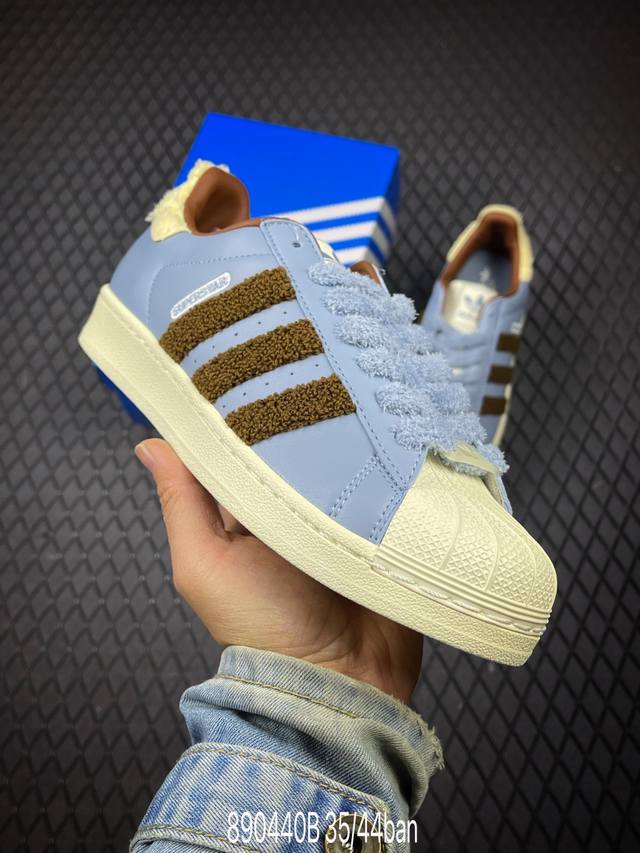 B Adidas Originals Superstar 此款鞋采用近几年比较流行的版型设计 外观时尚大气鞋底采用耐磨的材质 穿上它让您感觉到舒适的体验 货号：