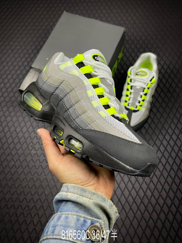 C 公司级Nike Air Max 95 Sp 耐克 气垫复古慢跑百搭鞋休闲运动鞋 这双鞋采用前脚掌开窗式气垫 这种设计在当时是前所未有的 鞋带孔的设计灵感来自