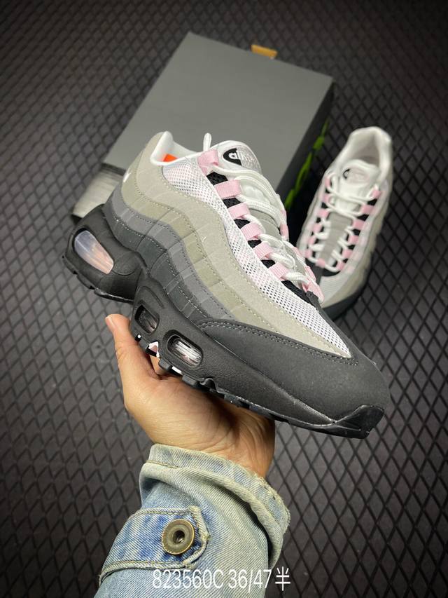 C 公司级Nike Air Max 95 Sp 耐克 气垫复古慢跑百搭鞋休闲运动鞋 这双鞋采用前脚掌开窗式气垫 这种设计在当时是前所未有的 鞋带孔的设计灵感来自