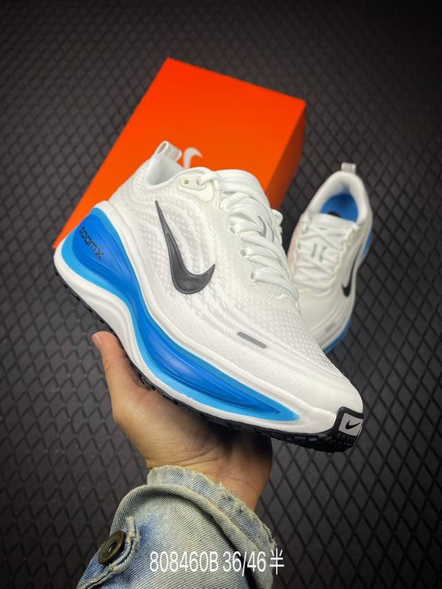 B 公司级Nike Vomero plus 耐克 舒适减震防滑 低帮跑步鞋 全掌Reactx泡绵中底 前掌和后跟还配备了Air Zoom气垫单元 据说跑起来更快