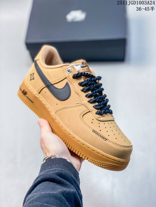 耐克 Nike Air Force 1 '07 Low 空军一号含气垫 低帮百搭厚底增高休闲运动板鞋。柔软、弹性十足的缓震性能和出色的中底设计，横跨复古与现代的