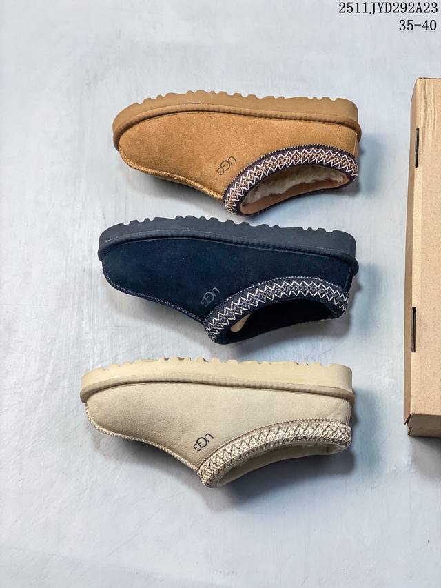 Ugg 雪地靴 广东原产，原楦原纸版开发版型，采用荔枝纹牛剖革鞋面材质，选用17毫米Uggpure 植入式羊毛里衬与可拆卸的Uggpure 植入式羊毛鞋垫，包头