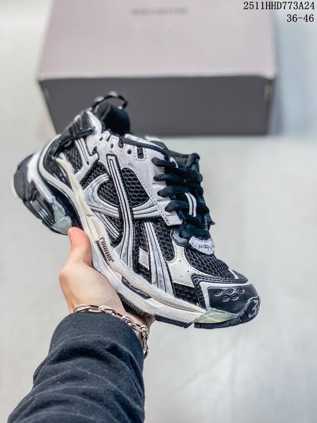 公司级原版一致配件防尘袋及附送鞋带 全部采用原档案原楦数据开发 1:1比例克重 原装欧索莱环保去臭环型鞋垫 市面最为正确东莞代工原底部又是熟悉的复古解构,高奢品