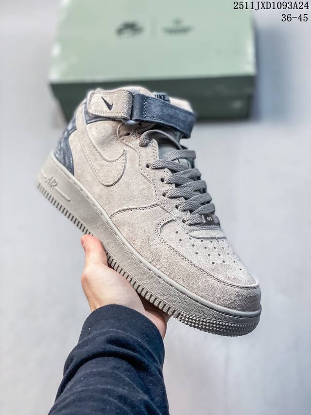 公司级耐克Nike Air Force 1’07空军一号中高帮百搭休闲运动板鞋。卫冕冠军柔软、弹性十足的缓震性能和出色的中底设计，横跨复古与现代的外型结合，造就