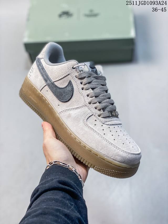 公司级耐克Nike Air Force 1’07空军一号百搭休闲运动板鞋。卫冕冠军柔软、弹性十足的缓震性能和出色的中底设计，横跨复古与现代的外型结合，造就出风靡
