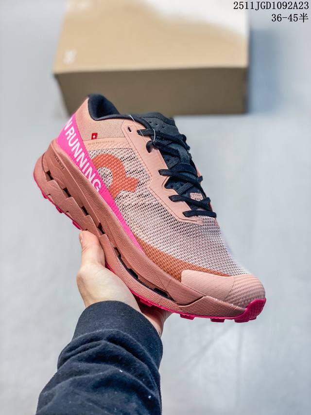 公司级On昂跑 Cloudultra 3 舒适百搭 简约 耐磨 低帮跑步鞋 鞋身外观的设计灵感源于 On 昂跑的专业竞赛鞋 鞋面采用工程编织材料打造 提供无缝贴