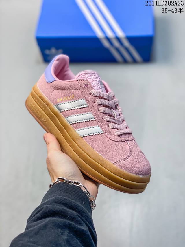 阿迪达斯 Adidas 三叶草 Gazelle Bold复古怀旧风厚底增高运动板鞋潮。阿迪达斯万年不败的人气鞋款Gazelle ，以三层厚磅鞋底设计。一层层的堆