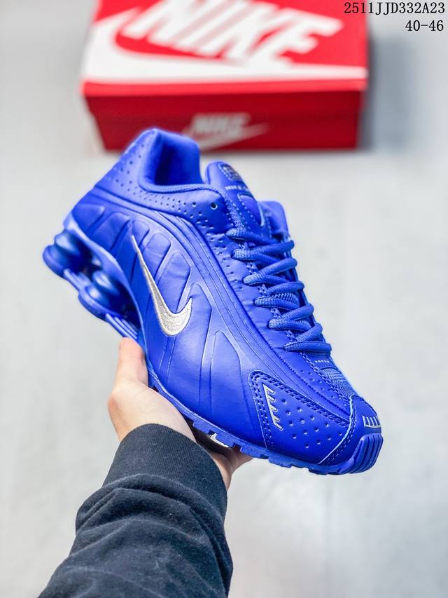 耐克 Nike Air Max plus是Nike旗下另类鞋款的代表，Tn 它诞生于1996年，是第一款使用Tunedair气垫的跑鞋，其特点就在于实现各气室间