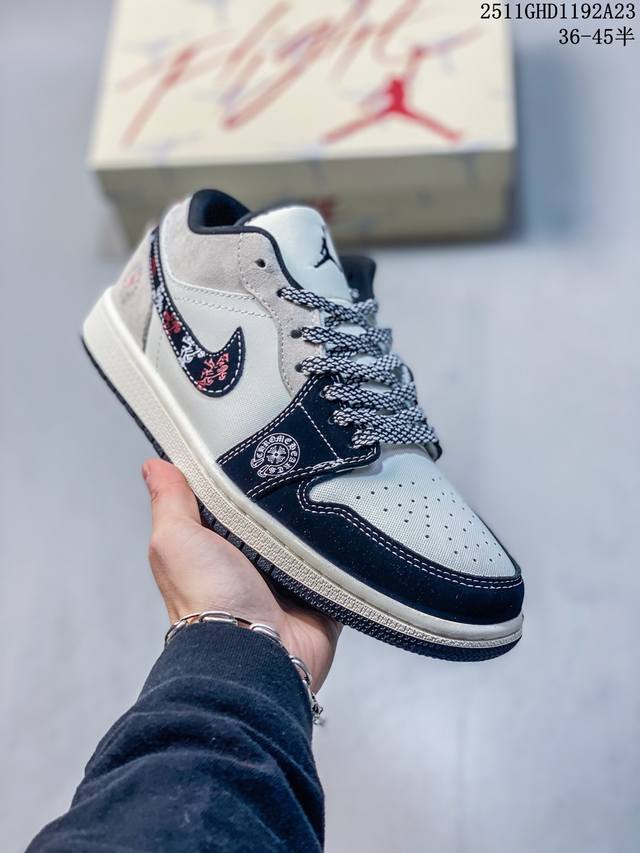 公司级 时尚元素 Air Jordan 1 Low “克罗心-联名''，黑勾印花黑白灰配色，融合了Travis Scott 独特的潮流风格，个性的设计风格以及J